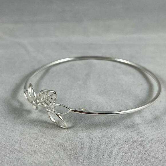 NEW Sterling silver bangle with leaf motif - Picture 3 of 7